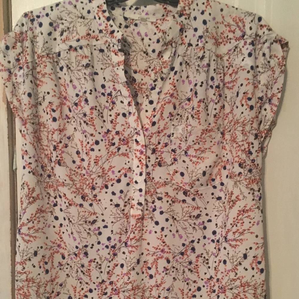 Super pretty blouse for office or weekend wear!